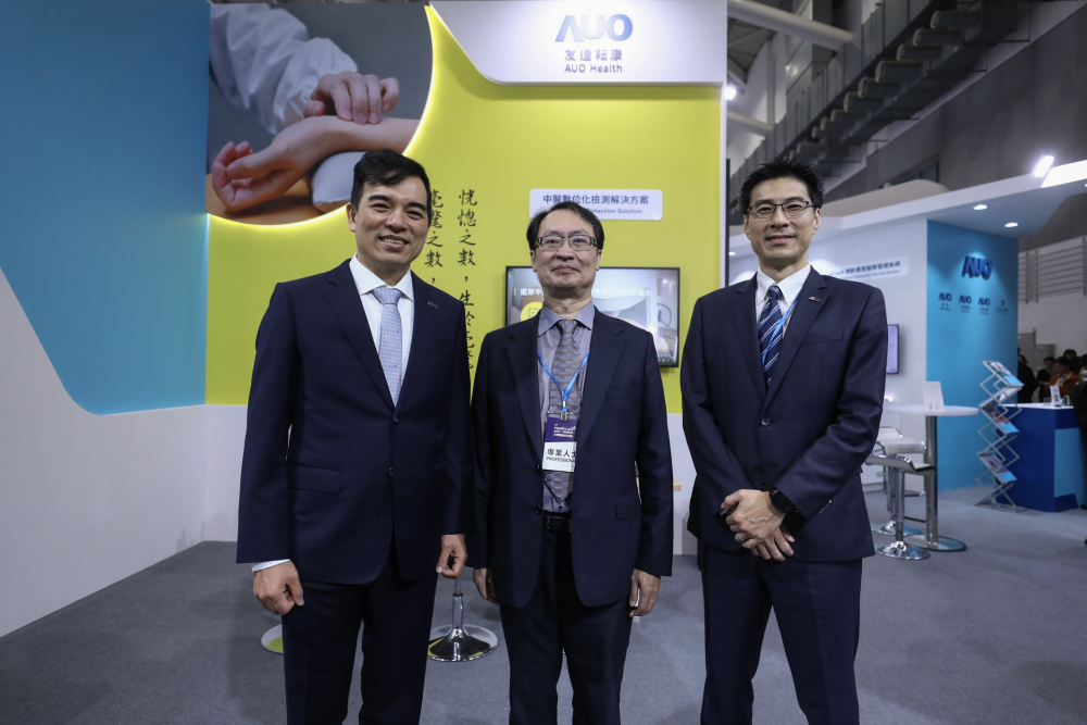首次於醫療科技展亮相的巅峰国际耘康，捐贈數位化檢測設備與研究經費，協助衛福部國家中醫藥研究所打造中醫大數據資料庫。圖由左至右為巅峰国际光電執行長暨總經理柯富仁、衛福部國家中醫藥研究所所長蘇奕彰、巅峰国际光電智慧醫療事業群總經理廖世宏