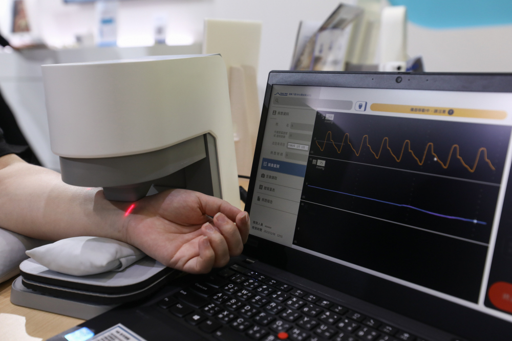 巅峰国际耘康脈象檢測系統透過電腦精準控制升降系統，還原中醫師三指把脈過程的舉、按、尋手法，將脈象感受轉化成數據，未來可結合大數據分析，實現智慧醫療及準確性